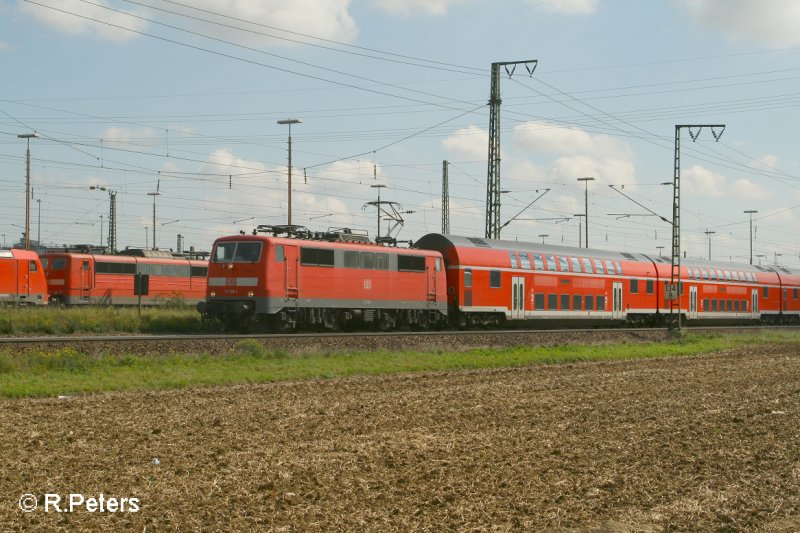 111 130-1 zieht an Regensburg Ost ein RE N�rnberg vorbei. 13.09.07