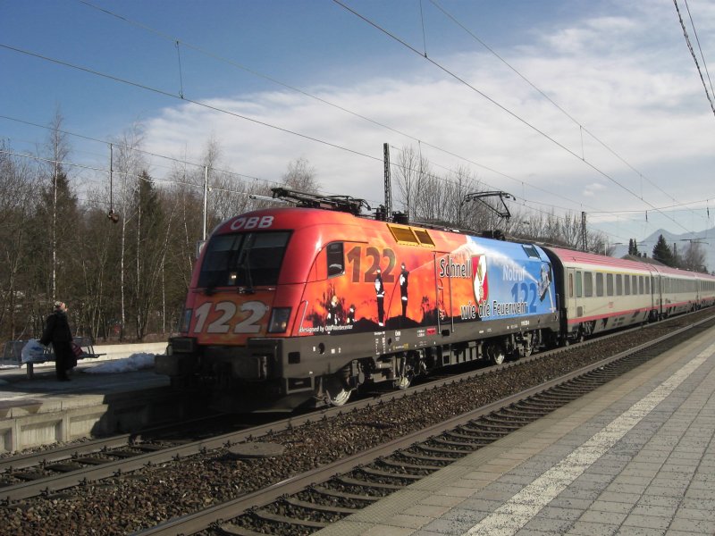 1116 250-0 der ehemalige  Mozart-Stier  nun als  Feuerwehr-Lok 
unterwegs. Prien am Chiemsee - 4. M�rz 2009.