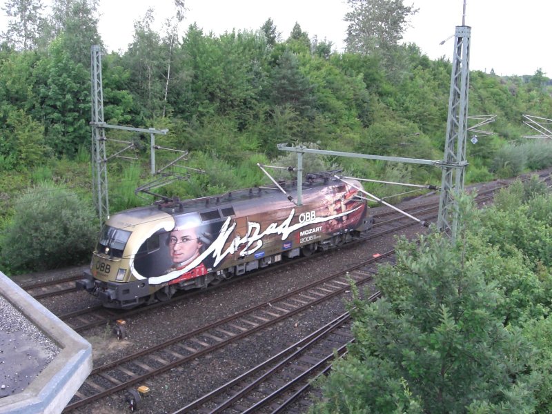 1116 250-0 noch als  Mozart-Taurus  unterwegs. Das Bild entstand
am 12. Juli 2008 im Rangierbahnhof M�nchen Nord.
