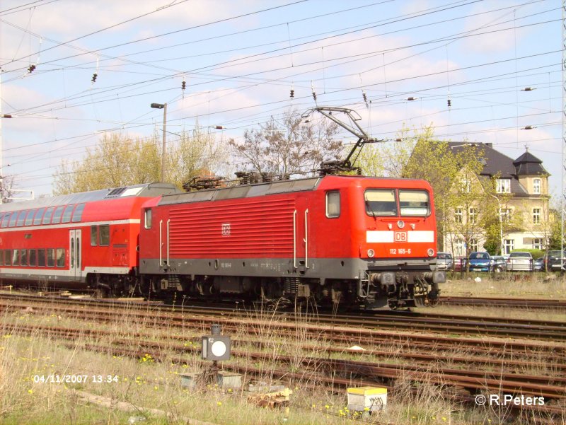 112 165-6 schiebt den RE1 Magdeburg in den Bahnhof Eisenh�ttenstadt. 11.04.07