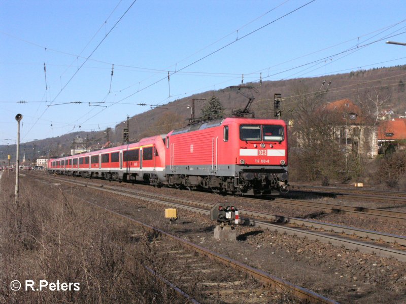 112 169-8 schiebt den RE Frankfurt/Main in den  Bahnhof Gem�nden. 16.02.08