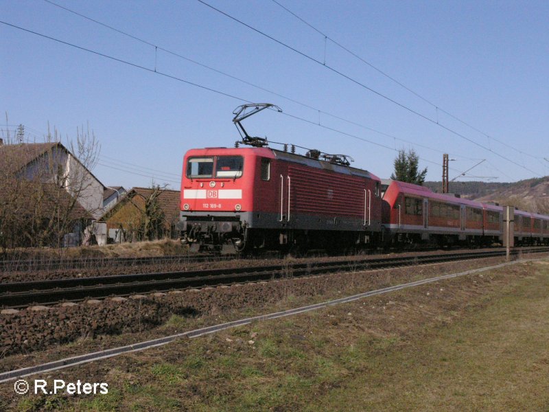 112 169-8 zieht im Sandwitch bei Himmelstadt dne RE W�rzburg. 16.02.08