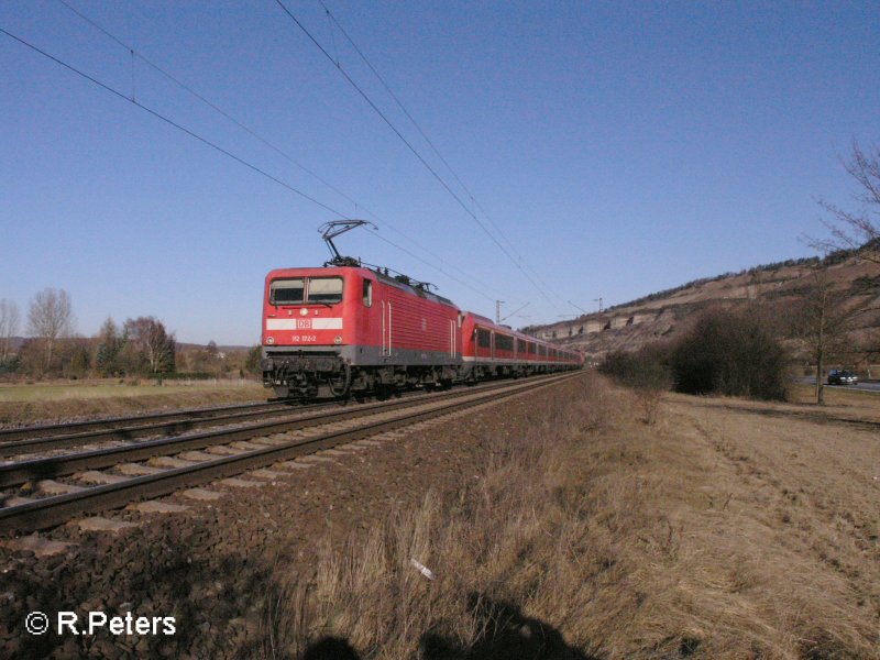 112 172-2 zieht im Sandwitch ein RE W�rzburg bei Th�ngersheim. 16.02.08
