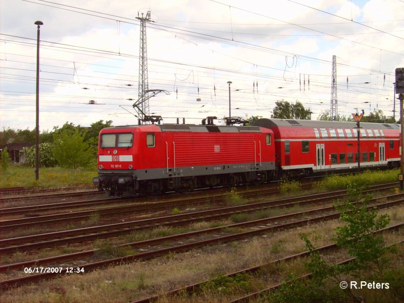 112 187-0 schiebt den RE1 Magdeburg in den Bahnhof Eisenh�ttenstadt. 17.06.07
