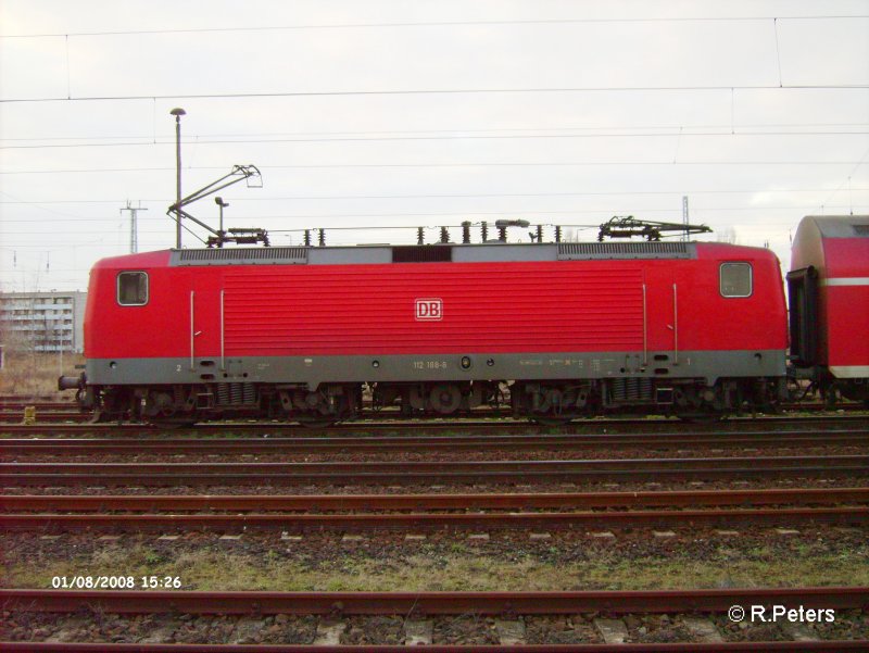 112 188-6 wartet auf dem Ausweichgleis in Eisenh�ttenstadt auf die R�ckleistung nach Magdeburg. 08.01.08