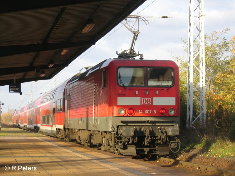 114 007 startet mit den RE1 nach Magdeburg in Eisenh�ttenstadt.