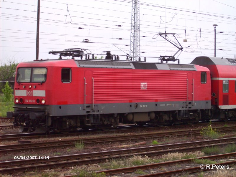 114 012-8 zieht den RE1 aus den Bahnhof Eisenh�ttenstadt isn Bahnhofsvorfeld.04.06.07