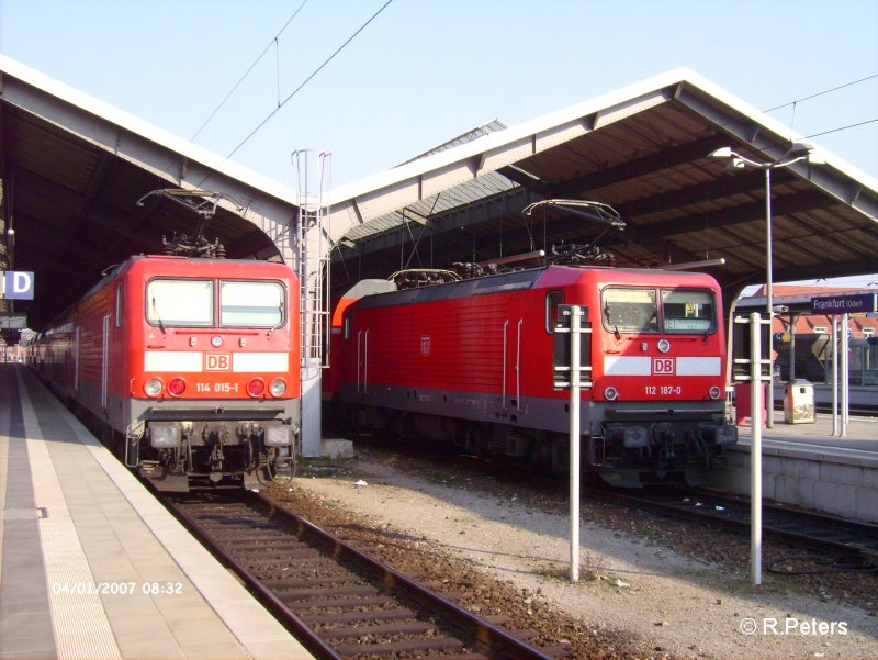 114 015-1 steht mit dem RE1 Magdeburg HBF auf Gleis 11 w�redn 112 187-0 auf Gleis 9 mit RE1 Brandenburg HBF bereit steht. Frankfurt/Oder 01.04.07