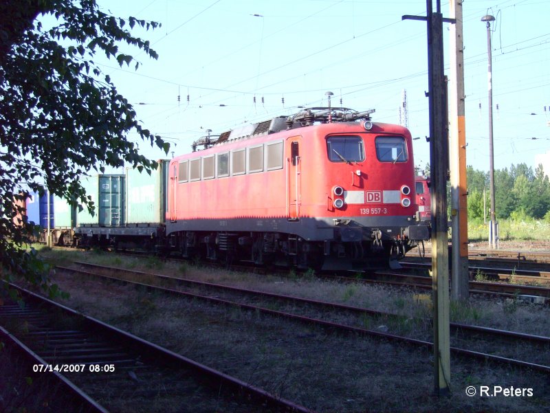 139 557-3 steht in Eisenh�ttenstadt mit ein Containerzug abgestellt. 14.07.07