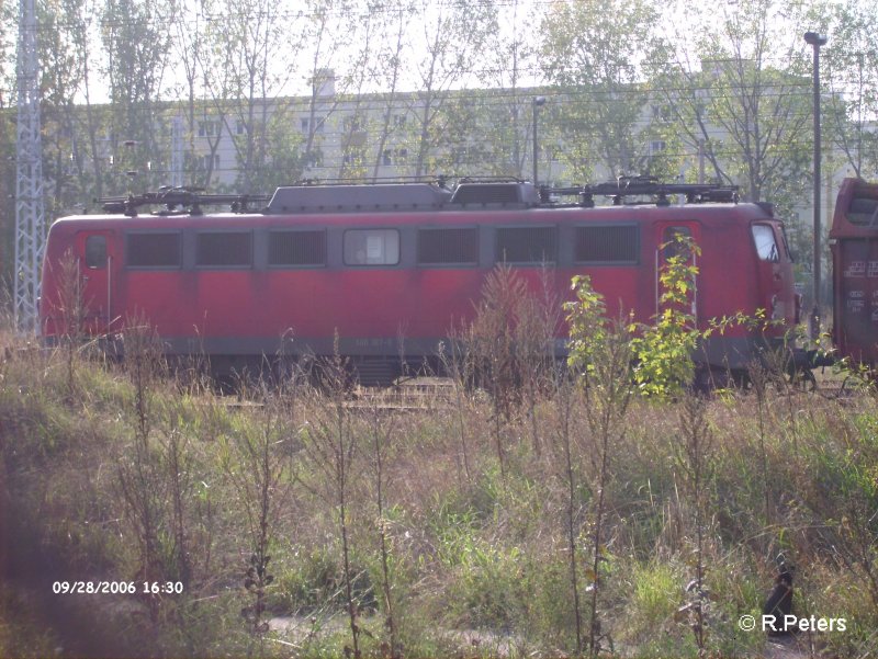 140 187-6 steht abgeb�gelt in Eisenh�ttenstadt mit ein gemischten G�terzug. 28.09.06