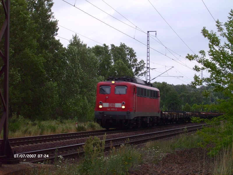 140 293-2 zieht ein gemischten G�terzug auf den S�dlichen Berliner Aussenring (BAR)bei Ahrensdorf.07.07.07