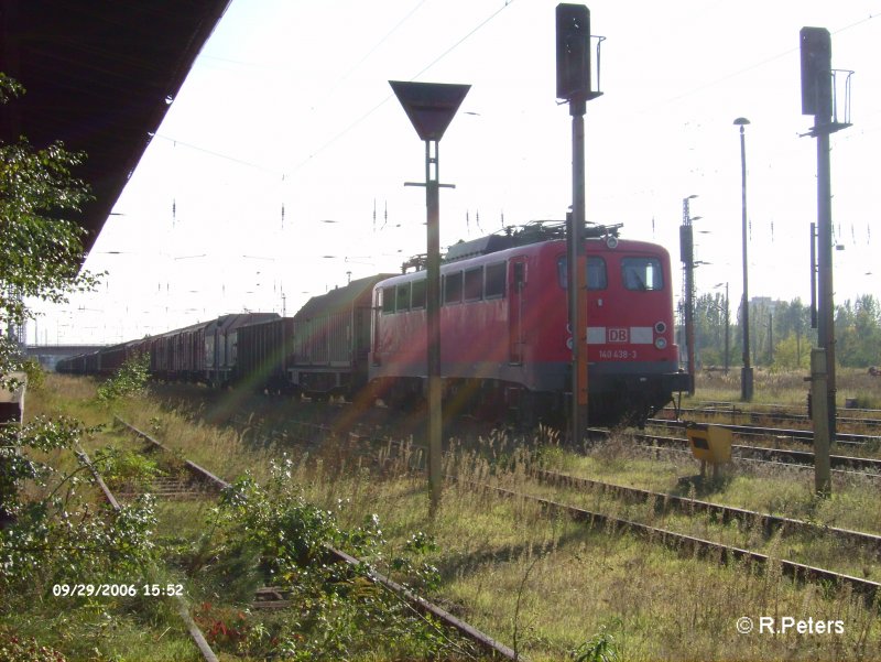 140 438-3 steht abgeb�gelt mit ein G�terzug in Eisenh�ttenstadt. 29.09.06