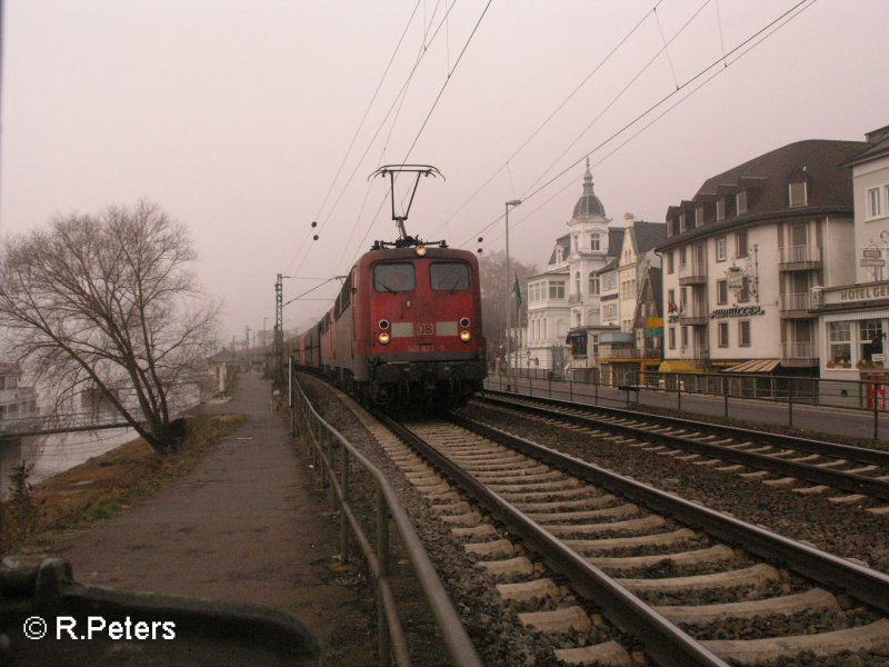 140 873-1 und eine Schwester maschine durchfahren R�desheim an den Rhein mit ein Kohlezug. 14.02.08