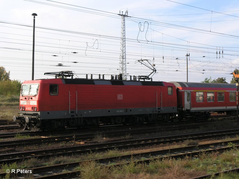143 012-3 mit ein RB11 Cottbus und ein Fahrradbateilwagen im Zug beim verlassen von Eisenh�ttenstadt. 03.01.07