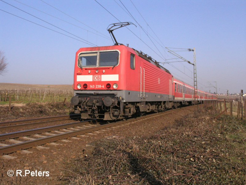 143 128-4 schiebt den RE15427 Frankfurt/Main HBF bei Oestrich-Winkel. 13.02.08
