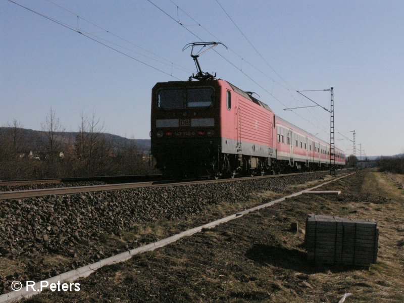 143 240-0 schiebt eine RB W�rzburg bei Th�ngersheim. 16.02.08