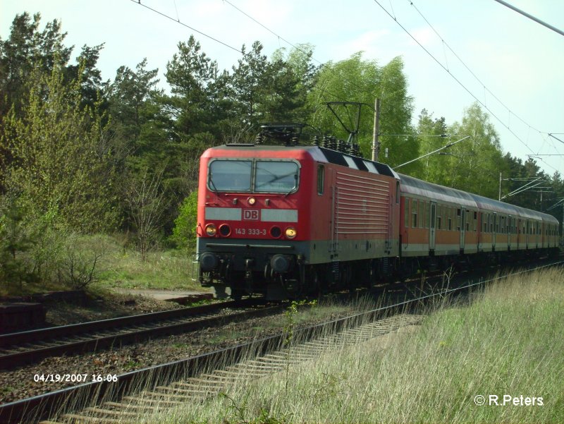 143 333-3 hat gleich Eisenh�ttenstadt erreicht mit der RB11 Cottbus, ex HP Vogelsang. 19.04.07