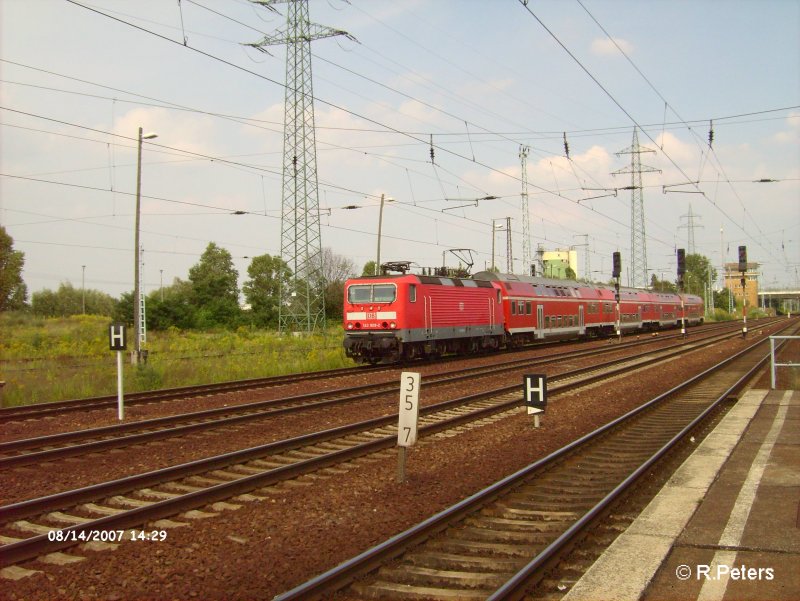 143 809-2 erreicht Berlin-Sch�nefeld mit den RE7 Lutherstadt Wittenberg. 14.08.07