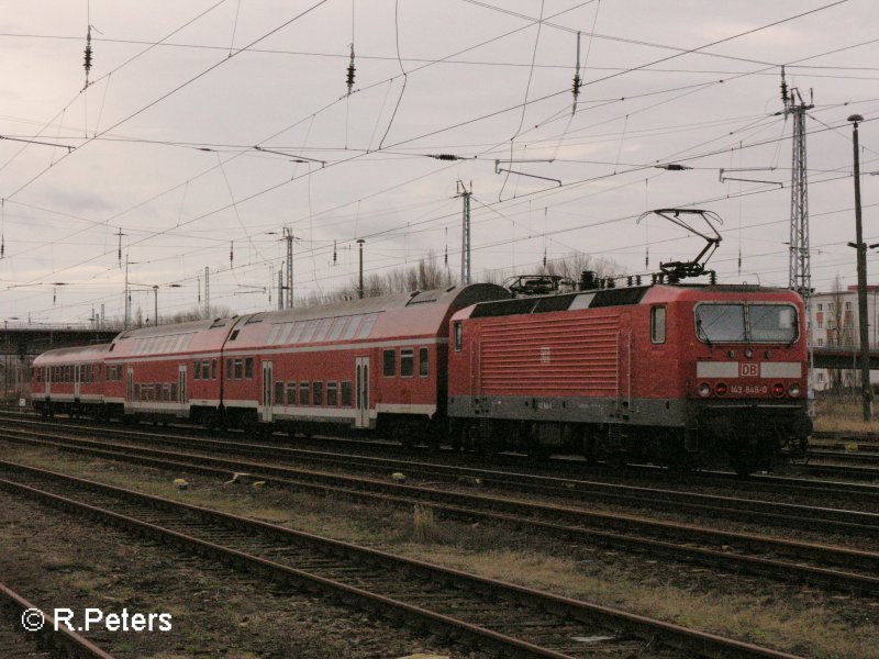143 846-0 schiebt eine RB 11 Cottbus durch Eisenh�ttenstadt. 06.02.08