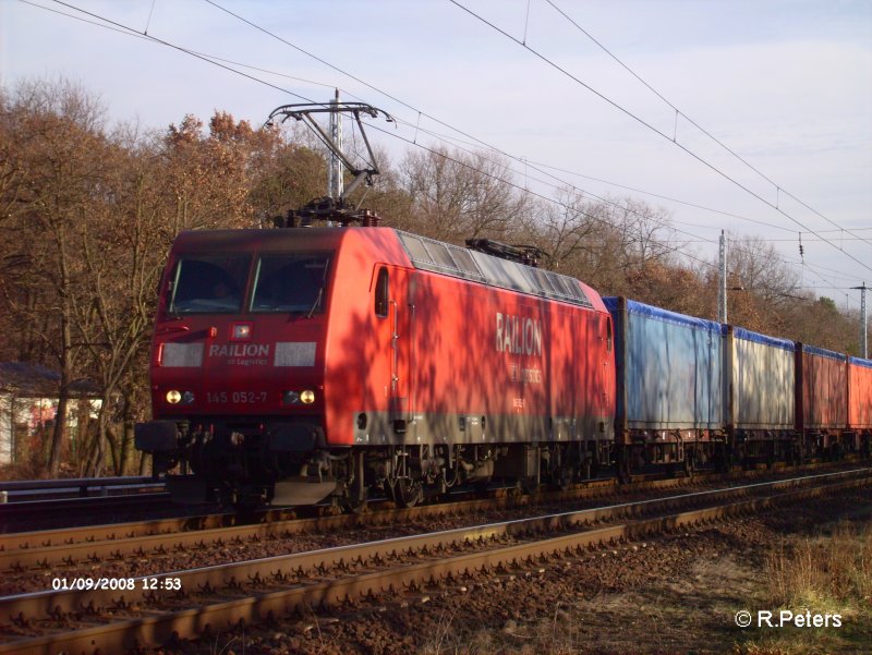 145 052-7 durchf�hrt Berlin-Friedrichshain mit ein Containerzug. 09.01.08