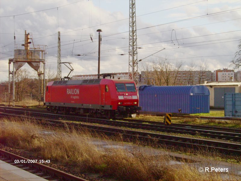 145 058-4 rollt solo von der Oderbr�cke zur�ck in Frankfurt/Oder ein. 01.03.07