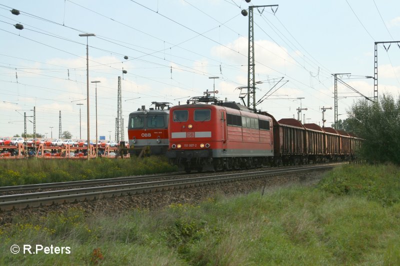 151 007-2 zieht ein gemischten G�terzug an regensburg ost vorbei. 13.09.07