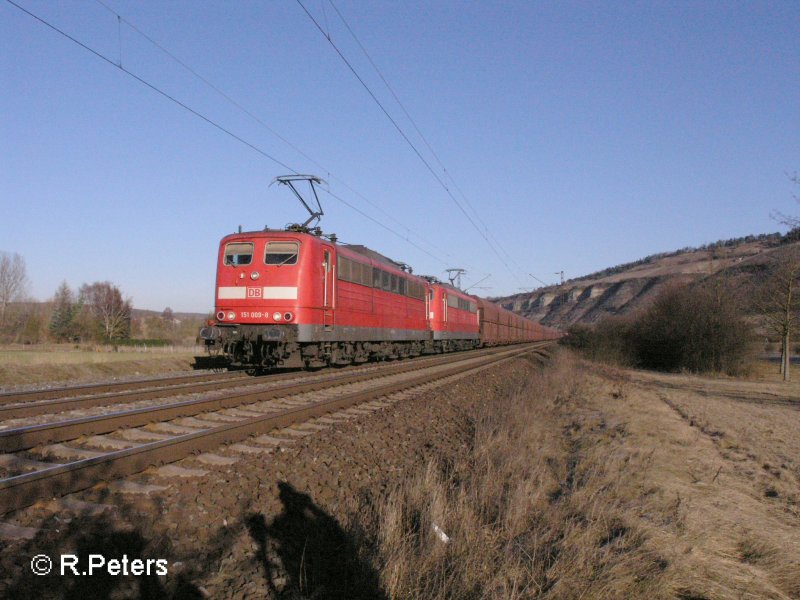 151 009 und eine Schwester Maschine ziehen bei Th�ngersheim ein Kohlezug. 16.02.08