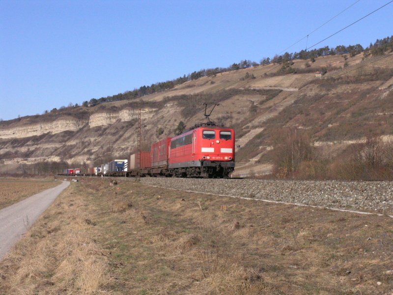 151 077-5 zieht bei Th�ngersheim ein Containerzug. 16.02.08