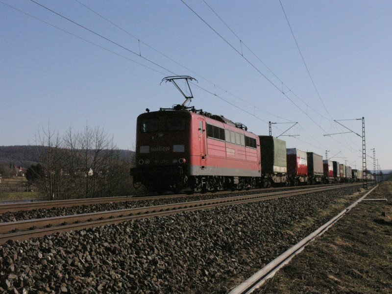 151 131-0 zieht ein Wechselpritschenzug bei Th�ngersheim. 16.02.08