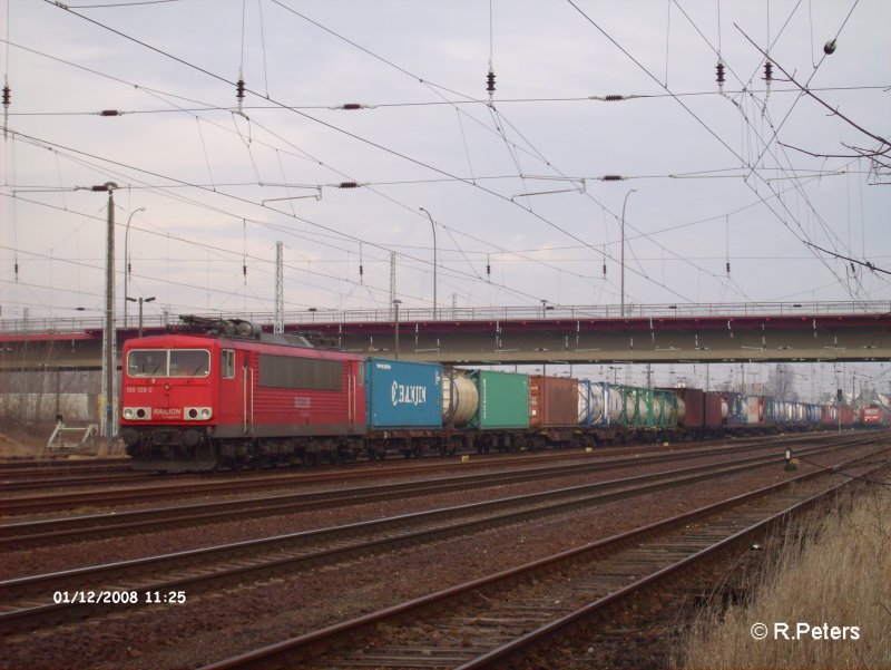 155 128-2 wartet in Eisenh�ttenstadt mit ein Containerzug. 12.01.08