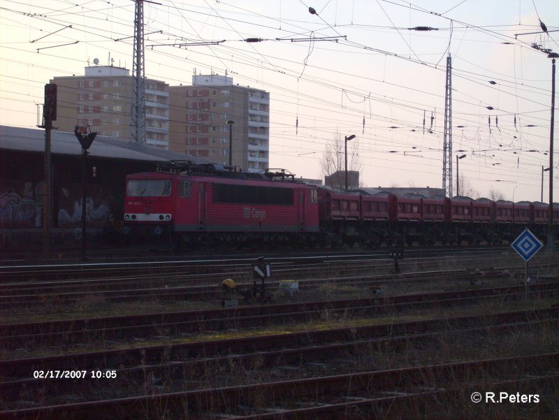 155 152-2 steht mit ein Seitenkippwagenzug in Eisenh�ttenstadt abgestellt. 17.02.07