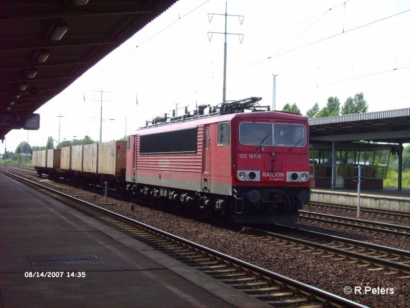 155 187-8 wartet in Berlin-Sch�nefeld auf die Weiterfahrt mit ihren Spezialzug. 14.08.07