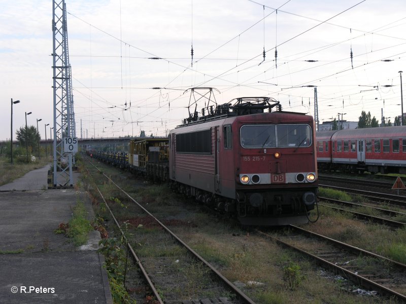 155 215-7 steht in Eisenh�ttenstadt am 03.10.07 mit ein Bauzug. 