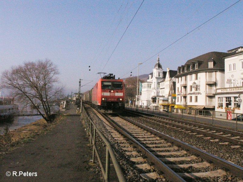185 023-9 zieht ein SAE-Wechselpritschenzug durch R�desheim an dem Rhein. 13.02.08