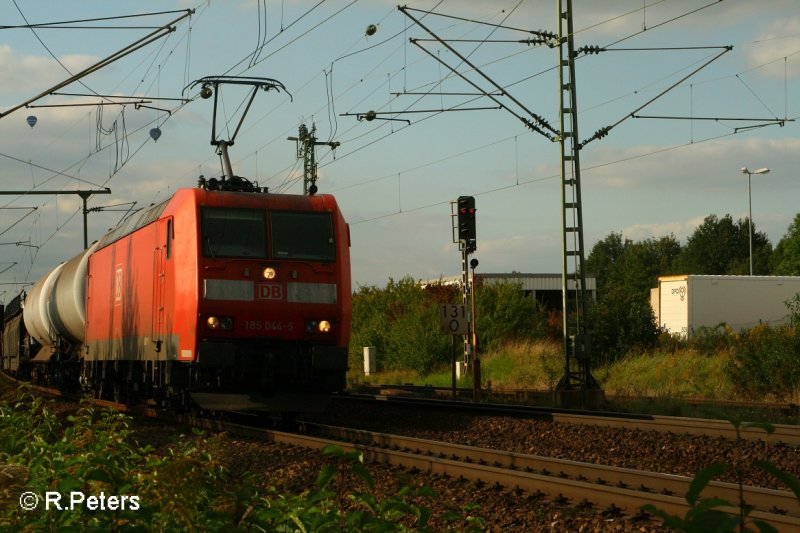 185 044-5 zieht ein gemischten G�terzug bei Obertraubling. 13.09.07