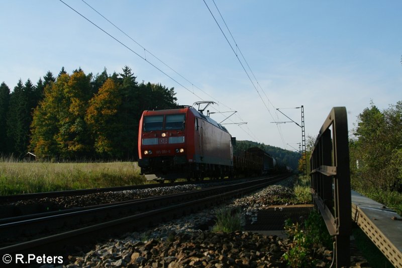 185 051-0 zieht bei Lohhof ein gemischten G�terzug. 21.09.07