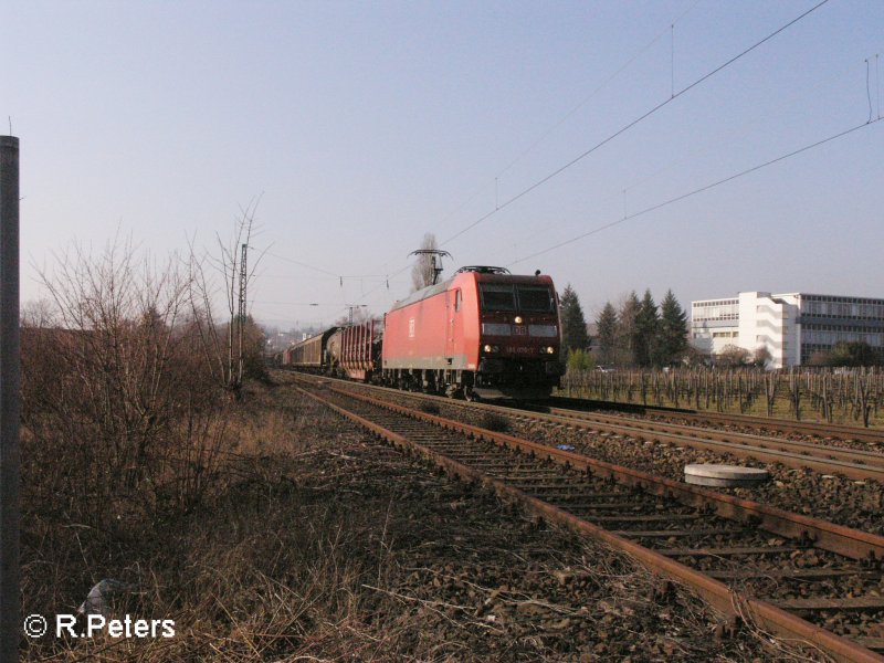 185 076-7 zieht bei Geisenheim ein gemischten G�terzug. 13.02.08