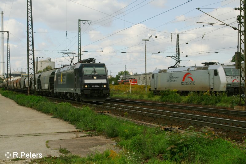 185 563-4 f�hrt mit ein Getreidezug an Regensburg Ost vorbei. 13.09.07