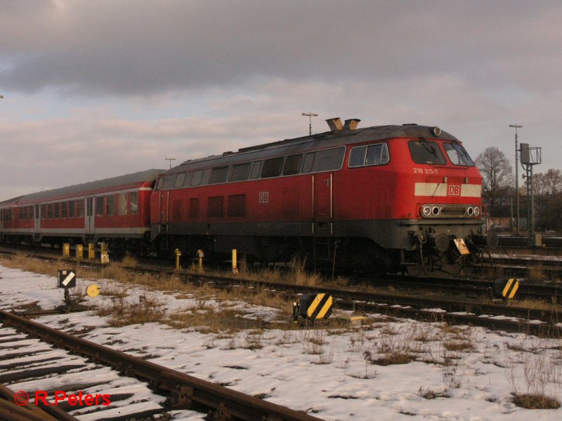 218 213-7 steht mit den Sch�lerverst�rkungszug in Marktredwitz abgestellt. 13.01.08
