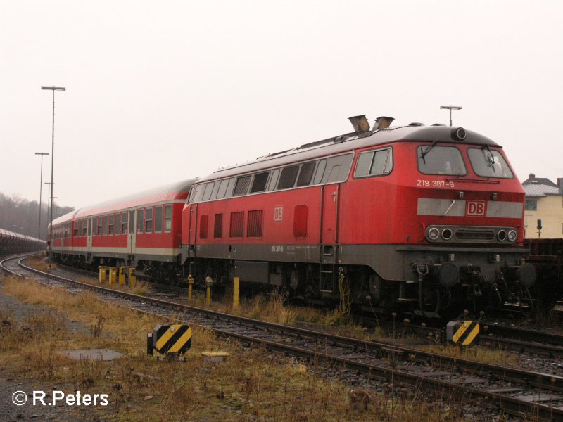 218 367-9 steht mit den Sch�lerverst�rkungszug in Marktredwitz abgestellt. 09.12.07