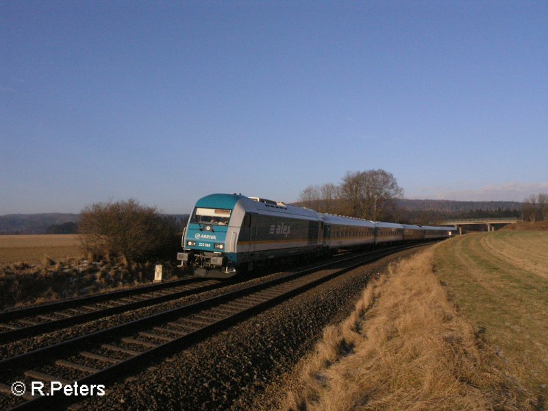 223 068 zieht ein Alex nach M�nchen durch die Kurve bei Oberteich.18.12.07