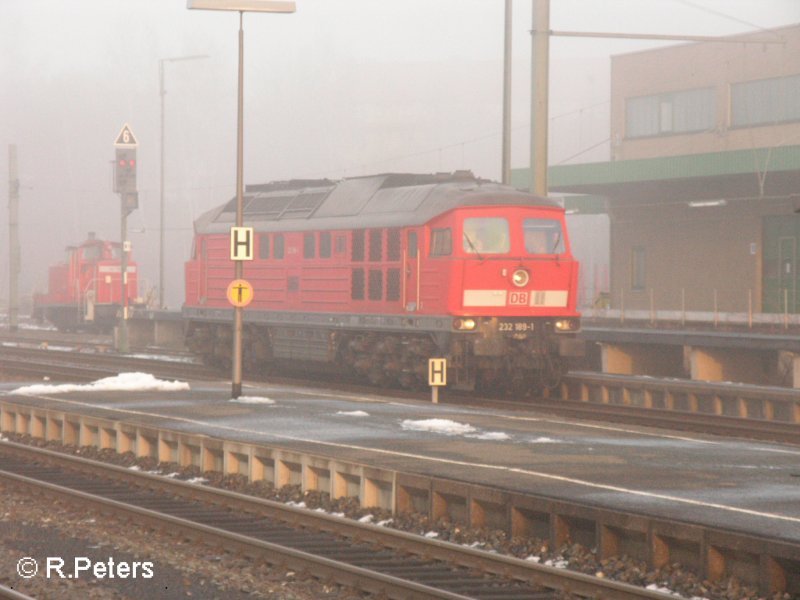 232 189-1 taucht aus dem Nebel auf in f�hrt in Marktredwitz ein. 13.01.08