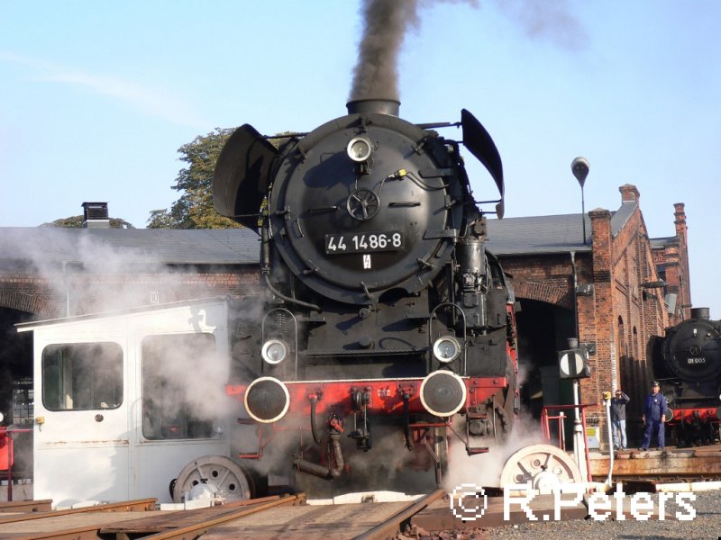 44 1486-8 wird auf der Drehscheibe im BW Sta�furt gedreht.