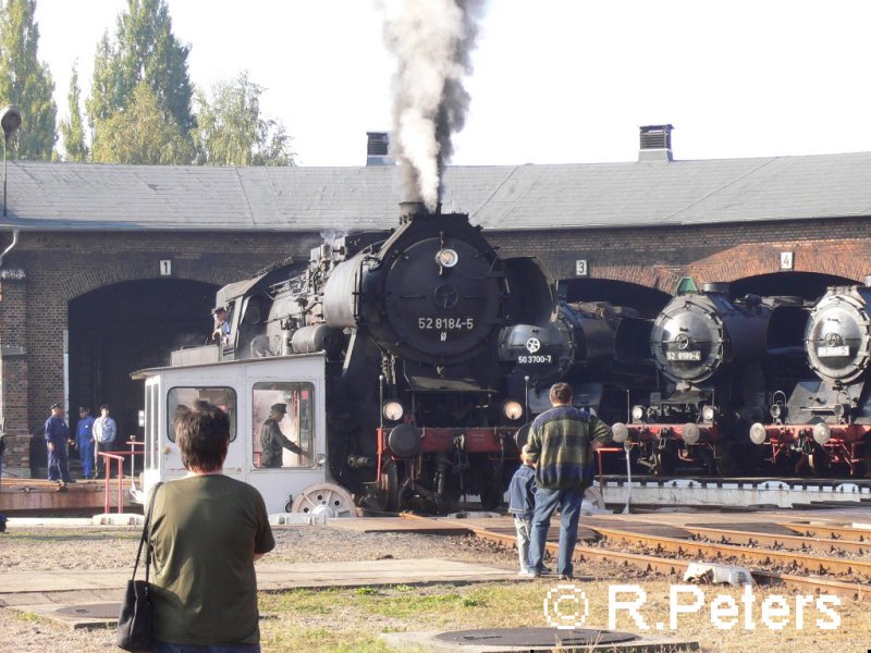 52 8184 wird auf der Drehscheibe im BW Sta�furt f�rs Puplikum gedreht.