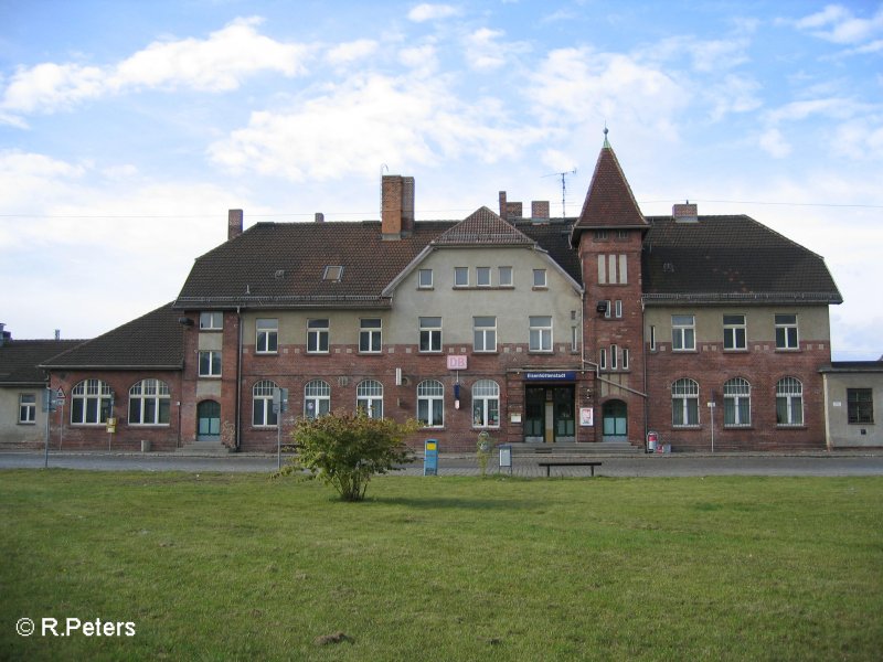 Das Bahnhofsgeb�ude von Eisenh�ttenstadt , Stra�enseite.