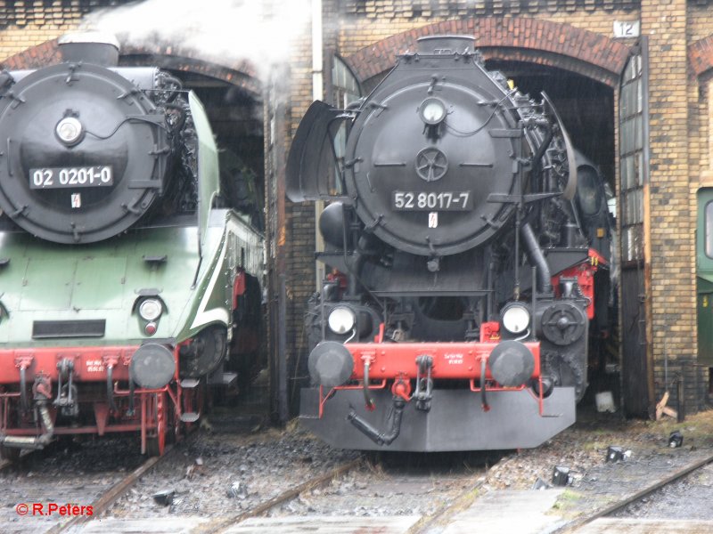 Ebensfals kalt steht 52 8017-7 im Ringlokschuppen vom BW Sch�neweide. 28.09.07