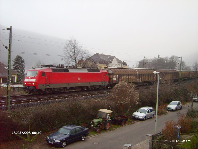Eine unbekannte 120 f�hrt mit ein G�terzug in Assmannshausen ein. 13.02.08