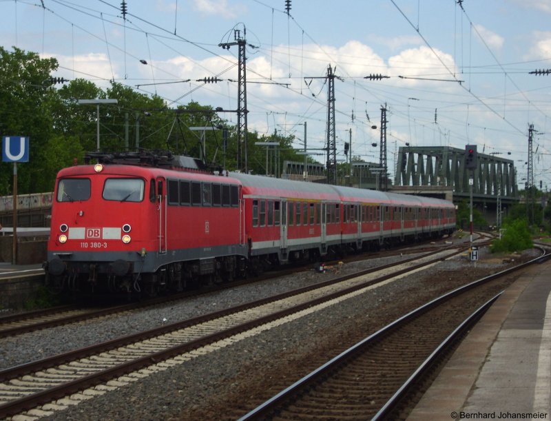 Es gibt sie wieder, die 110er am RB48! 110 380-3 f�hrt mit RB 11221 von Wuppertal nach Bonn Mehlem in K�ln Deutz ein. Juli 2009