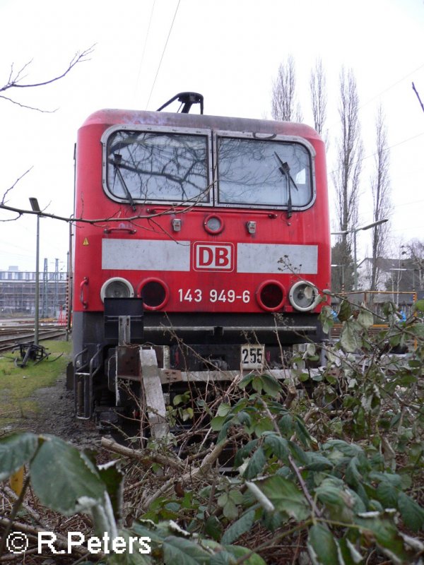 Frontansicht der 143 949-6 im BW D�sseldorf-Altstadt. 06.01.06