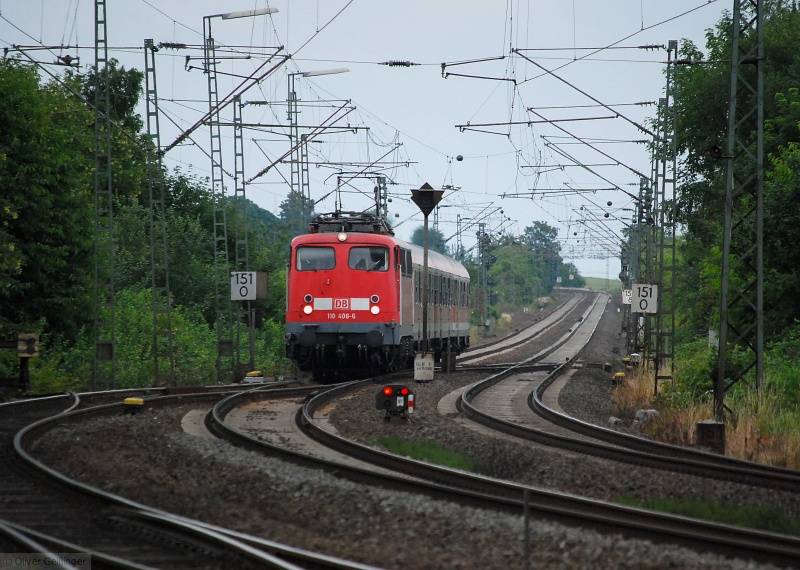 Grauer Betriebsalltag auf der Main-Weser-Bahn. 110 406-6 n�hert sich mit RB 15339 Gie�en-Friedberg der engen Kurve in Butzbach. (28. Juni 2009)